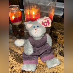 🐾 Ty Collectibles “Whiskers” Cat Plush – Style 6012 – Comes w/ Display Case